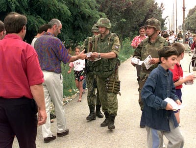 Američko-ruski tim deli letke u selu Kamenica