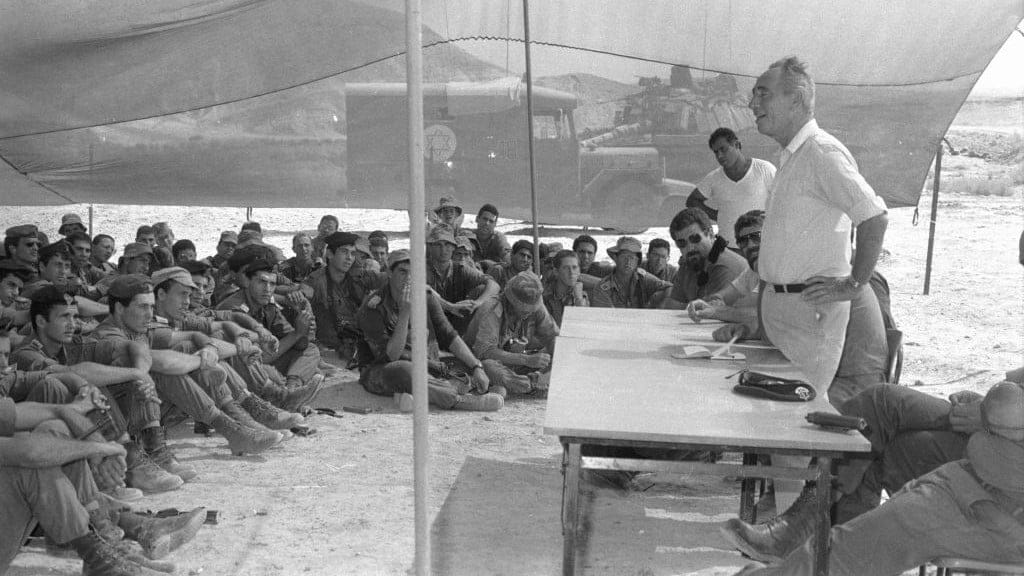 Šimon Peres sa Izraelskim vojnicima tokom operacije Mojsije