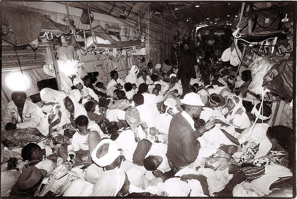 Putnici teretnog aviona tokom operacije Mojsije